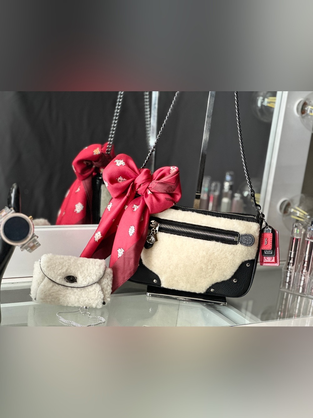 Coach Rhyder Pochette Black Pebble Leather Cream
Shearling Crossbody Bag